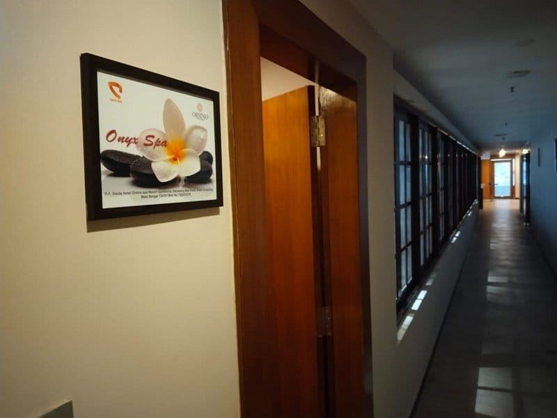 ONYX SPA Darjeeling therapist welcoming a guest