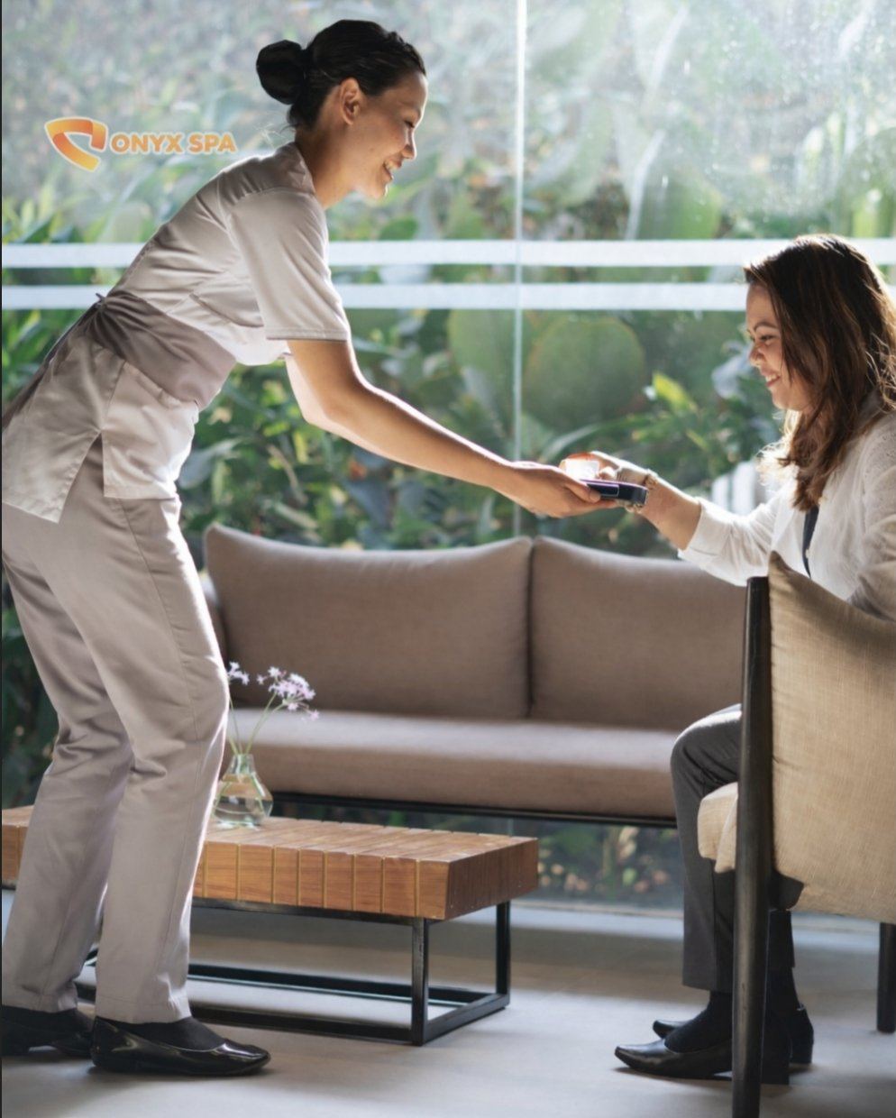 ONYX SPA Darjeeling therapist welcoming a guest in the lounge
